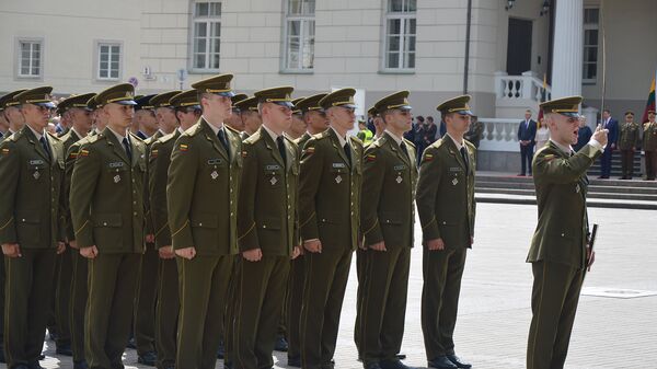 Церемония вручения первых военных званий выпускникам Военной академии Литвы - Sputnik Литва