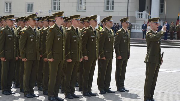 Церемония вручения первых военных званий выпускникам Военной академии Литвы - Sputnik Литва