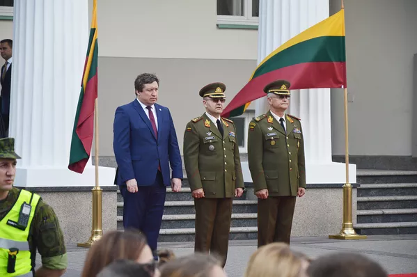 Церемония вручения первых военных званий выпускникам военной академии Литвы Церемония вручения первых военных званий выпускникам военной академии Литвы - Sputnik Lietuva