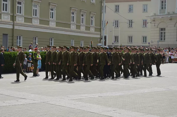 Церемония вручения первых военных званий выпускникам военной академии Литвы Церемония вручения первых военных званий выпускникам военной академии Литвы - Sputnik Lietuva