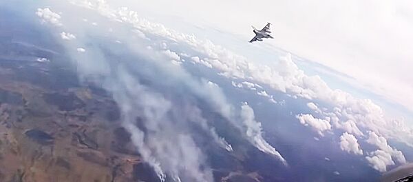 Тушение лесного пожара в Швеции при помощи истребителей сняли на видео Тушение лесного пожара в Швеции при помощи истребителей сняли на видео - Sputnik Lietuva