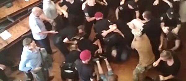 Видео массовой драки украинских депутатов в мэрии Конотопа Видео массовой драки украинских депутатов в мэрии Конотопа - Sputnik Литва