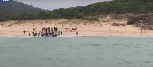 На видео попало бегство нелегальных мигрантов после прибытия в Испанию - Sputnik Литва