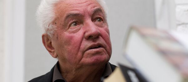 Писатель Владимир Войнович во время творческой встречи в театре Мост, архивное фото Писатель Владимир Войнович во время творческой встречи в театре Мост, архивное фото - Sputnik Литва