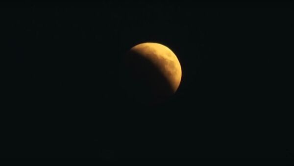 Жители Земли увидели самое продолжительное лунное затмение в XXI веке - Sputnik Lietuva