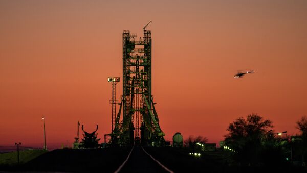 Вывоз и установка PH Союз-ФГ с ТПК Союз ТМА-11М на космодроме Байконур - Sputnik Lietuva