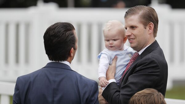 Эрик Трамп с сыном Люком во время празднования Пасхи в Белом доме - Sputnik Литва