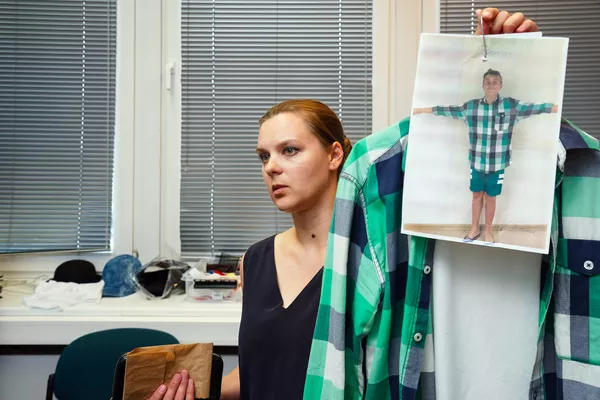 Исполнительный продюсер сериала Дарья Саар демонстрирует одежду одного из героев фильма