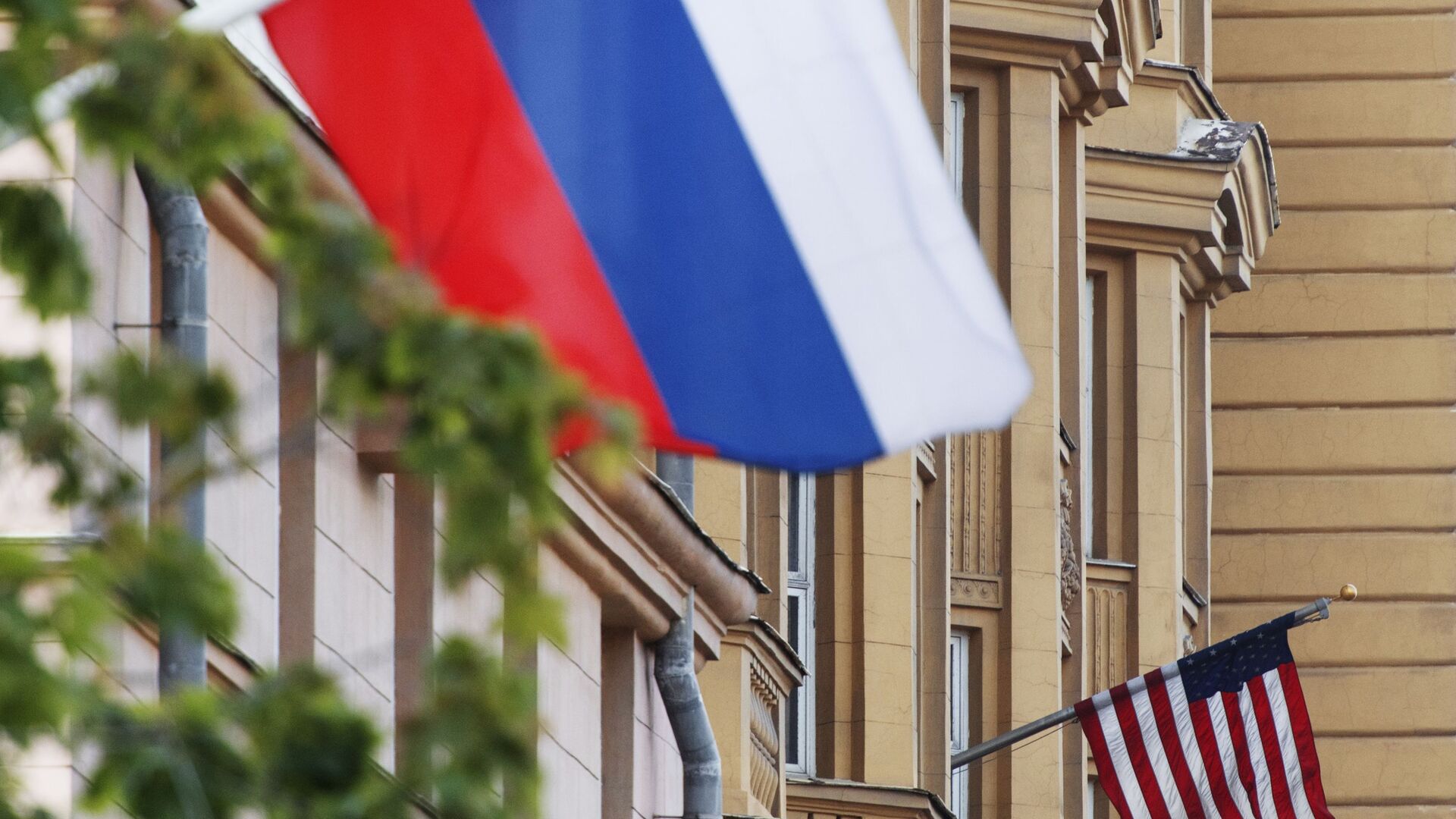 Государственные флаги России и США на здании американского посольства в Москве - Sputnik Lietuva, 1920, 23.03.2021