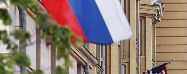 Государственные флаги России и США на здании американского посольства в Москве Государственные флаги России и США на здании американского посольства в Москве - Sputnik Lietuva