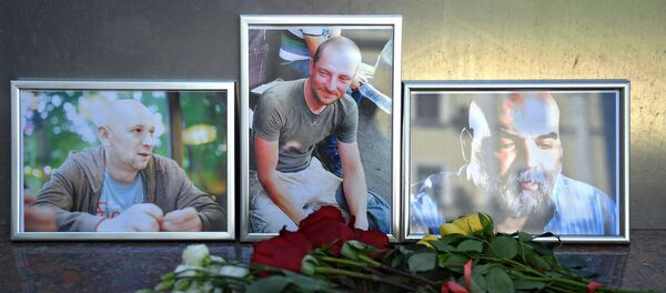 Цветы у Дома журналиста в память о троих убитых в Центрально-Африканской Республике журналистах Цветы у Дома журналиста в память о троих убитых в Центрально-Африканской Республике журналистах - Sputnik Литва