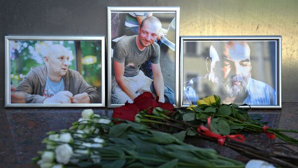 Цветы у Дома журналиста в память о троих убитых в Центрально-Африканской Республике журналистах - Sputnik Литва
