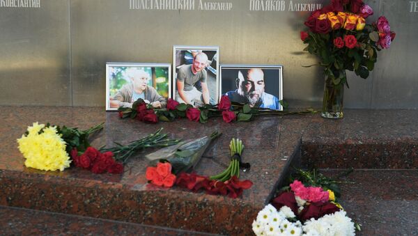 Цветы у Дома журналиста в память о троих убитых в Центральноафриканской Республике журналистах - Sputnik Литва