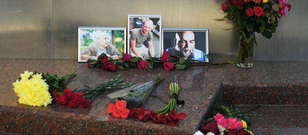 Цветы у Дома журналиста в память о троих убитых в Центральноафриканской Республике журналистах Цветы у Дома журналиста в память о троих убитых в Центральноафриканской Республике журналистах - Sputnik Литва