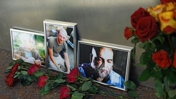 Цветы у Дома журналиста в память о троих убитых в Центральноафриканской Республике журналистах - Sputnik Lietuva