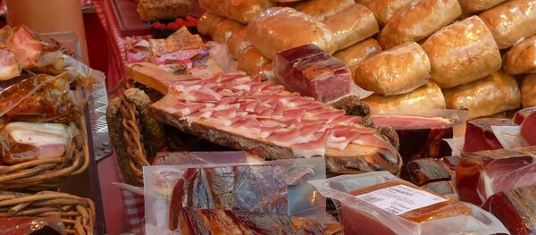 Мясная продукция на рынке - Sputnik Литва