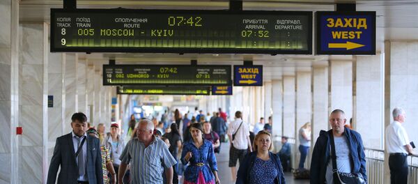 Пассажиры на Центральном железнодорожном вокзале в Киеве. Пассажиры на Центральном железнодорожном вокзале в Киеве. - Sputnik Lietuva
