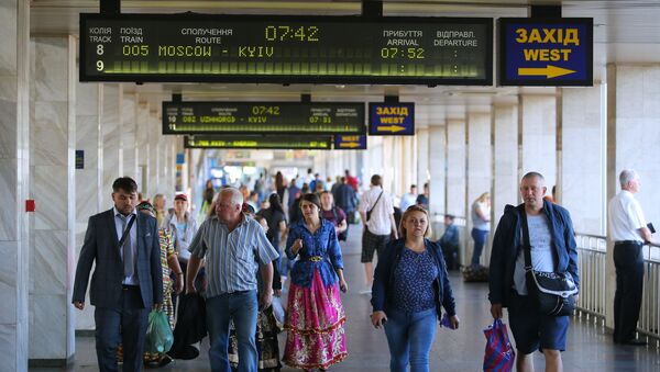 Пассажиры на Центральном железнодорожном вокзале в Киеве. - Sputnik Литва