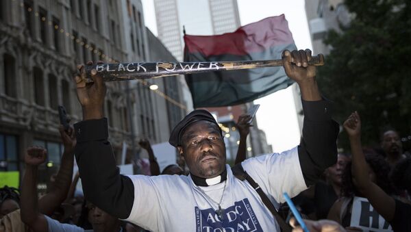 Мужчина во время протеста в Далласе, Техас, после того, как полицейские убили афроамериканца - Sputnik Lietuva