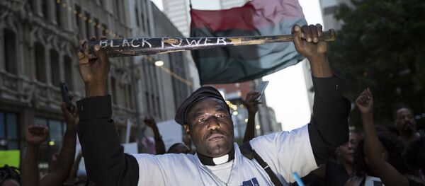 Мужчина во время протеста в Далласе, Техас, после того, как полицейские убили афроамериканца Мужчина во время протеста в Далласе, Техас, после того, как полицейские убили афроамериканца - Sputnik Литва
