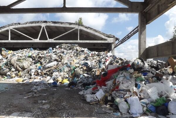 В Клайпеде местные жители пожаловались на нелегальную свалку В Клайпеде местные жители пожаловались на нелегальную свалку - Sputnik Литва