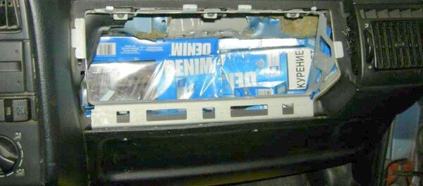 Контрабандные сигареты в тайнике, обустроенном в автомобиле Volkswagen Passat Контрабандные сигареты в тайнике, обустроенном в автомобиле Volkswagen Passat - Sputnik Lietuva