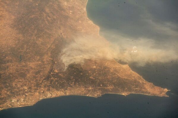 Вид на горящую Португалию с борта МКС - Sputnik Литва