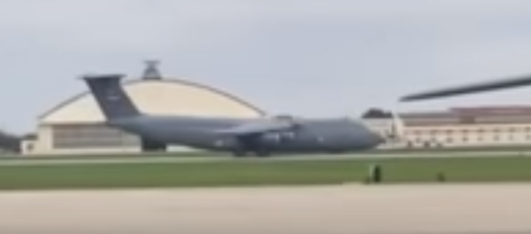 Крупнейший американский грузовой самолет приземлился на нос - Sputnik Литва