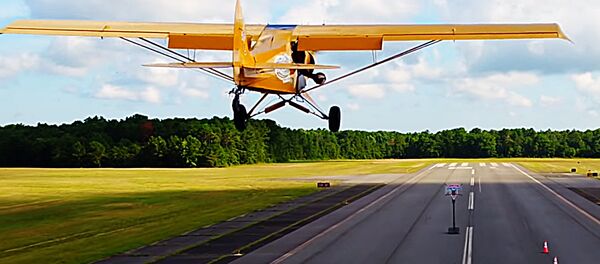 Баскетболист забросил мяч в корзину с самолета Баскетболист забросил мяч в корзину с самолета - Sputnik Lietuva