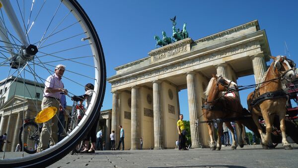 Вид на Бранденбургские ворота с улицы Унтер ден Линден в Берлине, архивное фото - Sputnik Литва
