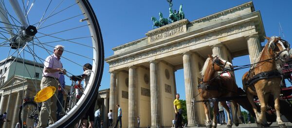 Вид на Бранденбургские ворота с улицы Унтер ден Линден в Берлине, архивное фото - Sputnik Литва