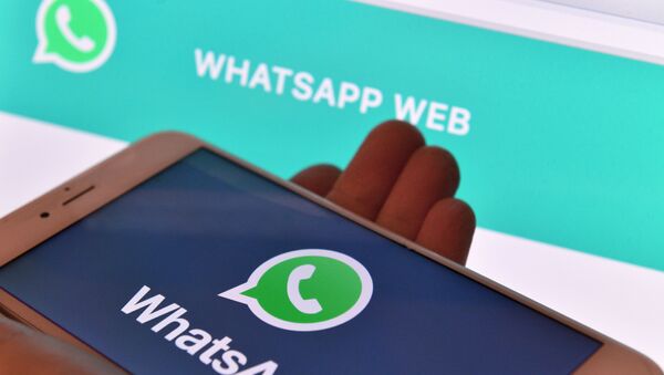 Иконка мессенджера WhatsApp на экране смартфона и веб-страница на экране компьютера. - Sputnik Lietuva