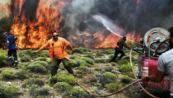 Пожарные и волонтеры пытаются потушить лесной пожар в Греции, июль 2018 года - Sputnik Литва
