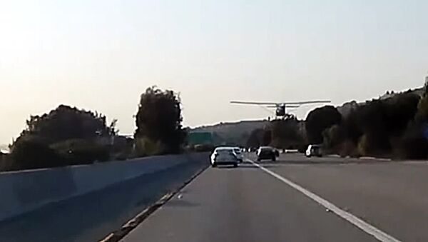В США самолет Cessna совершил аварийную посадку на автостраде посреди интенсивного движения - Sputnik Литва