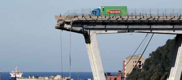 Обрушенный мост в Генуе Обрушенный мост в Генуе - Sputnik Литва