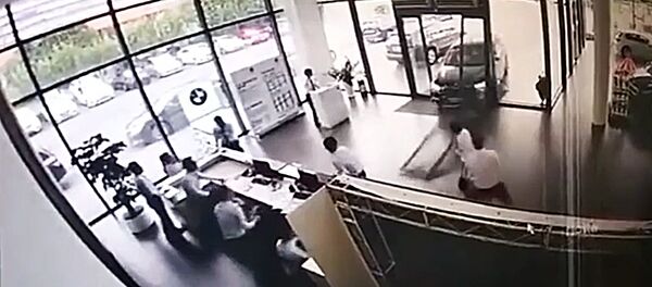 Тест-драйв превратился в краш-тест: в Китае женщина разнесла автосалон Тест-драйв превратился в краш-тест: в Китае женщина разнесла автосалон - Sputnik Lietuva