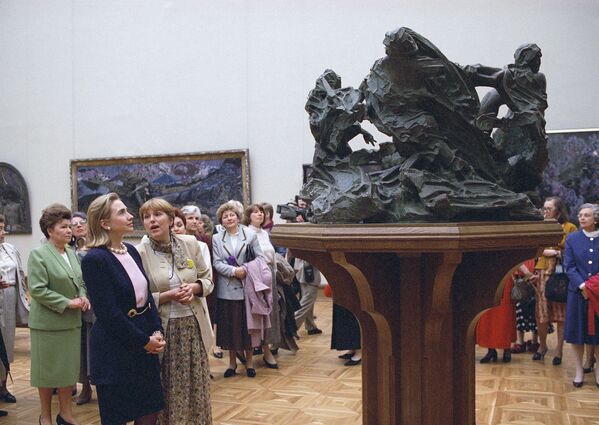 Жена президента США Хиллари Клинтон в Третьяковской галерее, 1995 год - Sputnik Литва