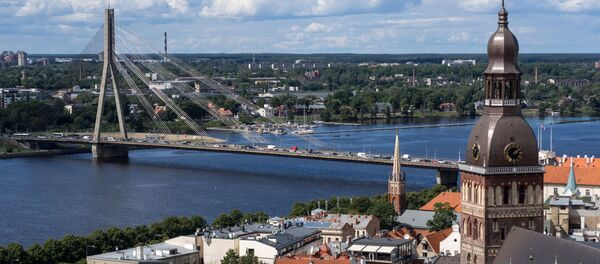 Колокольня Домского кафедрального собора (слева) и вантовый мост через реку Даугаву в Риге в Латвии, архивное фото - Sputnik Литва