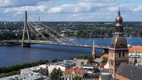 Колокольня Домского кафедрального собора и вантовый мост через реку Даугаву в Риге, Латвия, архивное фото - Sputnik Lietuva