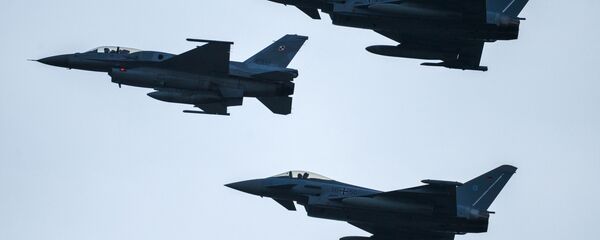 Истребители F16  и Eurofighter Typhoon - Sputnik Литва