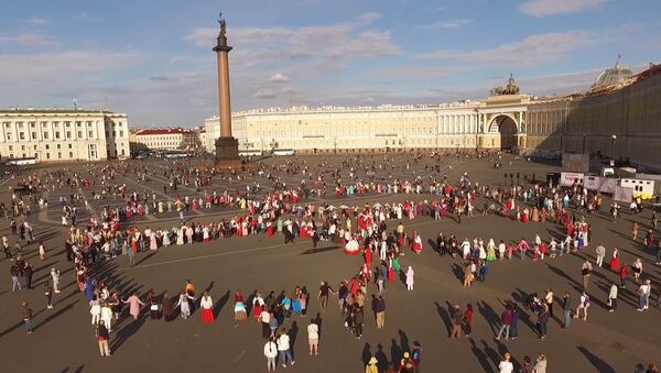 Более 2 тысяч человек водили  хороводы на Дворцовой площади - Sputnik Lietuva