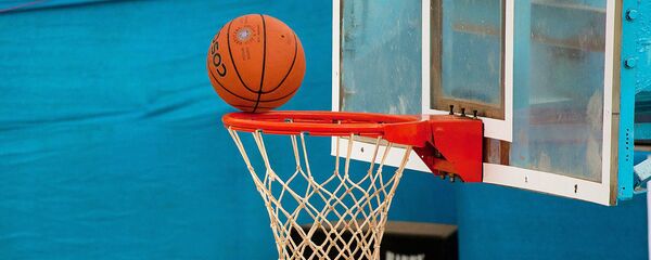 Баскетбольный мяч в кольце, архивное фото - Sputnik Литва