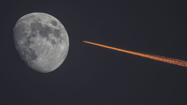 Луна и самолет на закате - Sputnik Литва