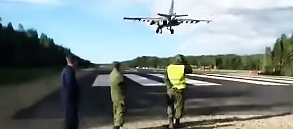 Видео посадки боевых самолетов на трассу под Хабаровском Видео посадки боевых самолетов на трассу под Хабаровском - Sputnik Литва