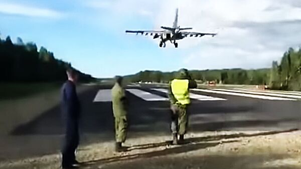Видео посадки боевых самолетов на трассу под Хабаровском - Sputnik Литва