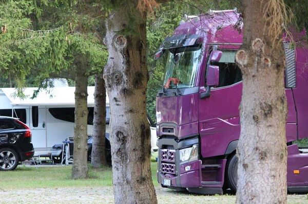 В Паланге дальнобойщики предложили отдыхающим переночевать в кабине тягача В Паланге дальнобойщики предложили отдыхающим переночевать в кабине тягача - Sputnik Литва
