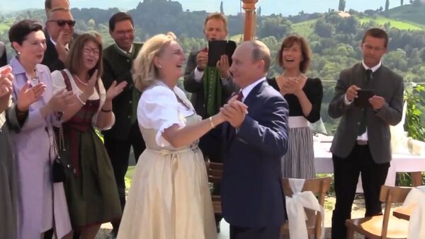 Путин на свадьбе главы МИД Австрии Кнайсль - Sputnik Литва