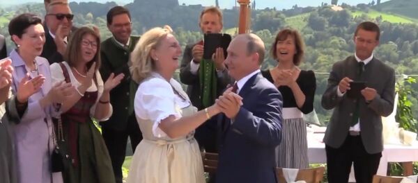 Путин на свадьбе главы МИД Австрии Кнайсль - Sputnik Литва