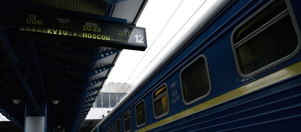 Пассажиры на перроне Центрального железнодорожного вокзала в Киеве. - Sputnik Lietuva