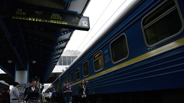 Пассажиры на перроне Центрального железнодорожного вокзала в Киеве. - Sputnik Lietuva